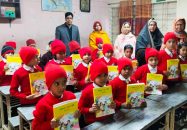 চাঁপাইনবাবগঞ্জ মডেল স্কুলে আনুষ্ঠানিকতা ছাড়াই শিক্ষার্থীদের হাতে নতুন বই