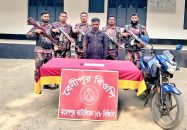 জীবননগরে ৩টি স্বর্ণের বারসহ পাচারকারী আটক