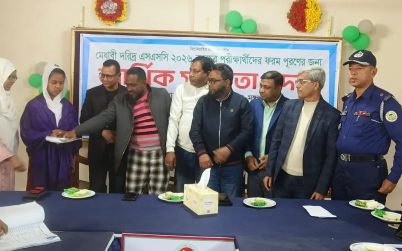 আমতলীতে দরিদ্র মেধাবী এসএসসি পরীক্ষার্থীদের ফরম পূরণে আর্থিক সহায়তা প্রদান