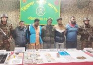 হিজলায় সেনাবাহিনীর অভিযানে মাদক, অস্ত্র ও টাকা উদ্ধার, আটক ৫