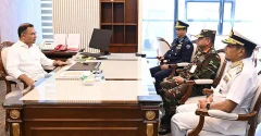 প্রধানমন্ত্রীর সঙ্গে তিন বাহিনী প্রধানের সাক্ষাৎ