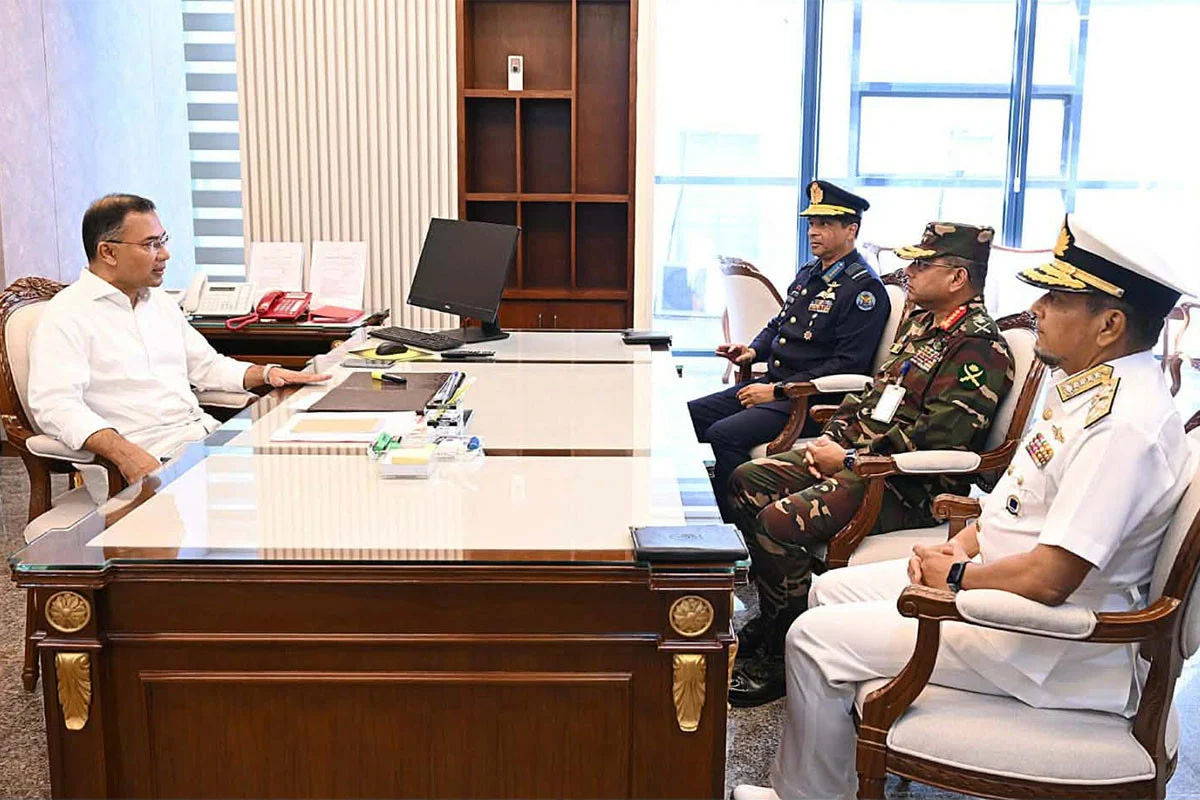 প্রধানমন্ত্রীর সঙ্গে তিন বাহিনী প্রধানের সাক্ষাৎ