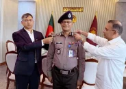 নতুন আইজিপিকে র‍্যাংক ব্যাজ পরিয়ে দিলেন প্রধানমন্ত্রী