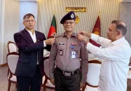 নতুন আইজিপিকে র‍্যাংক ব্যাজ পরিয়ে দিলেন প্রধানমন্ত্রী