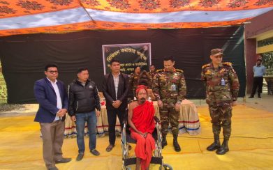 পাহাড়ের দুর্গম জনপদে সেনাবাহিনীর মানবিক সহায়তা