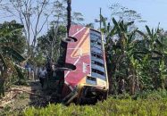 বাকেরগঞ্জে যাত্রীবাহী বাস খাদে পড়ে নিহত ১, আহত ১০
