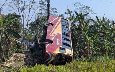 বাকেরগঞ্জে যাত্রীবাহী বাস খাদে পড়ে নিহত ১, আহত ১০