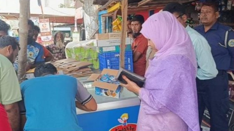 দুমকিতে মেয়াদোত্তীর্ণ পণ্য বিক্রির দায়ে জরিমানা