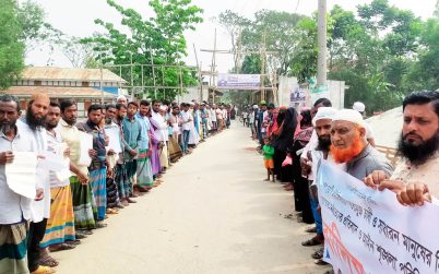 চাঁদাবাজির অভিযোগে বিএনপি নেতার বিরুদ্ধে স্থানীয়দের মানববন্ধন