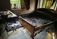 বাকেরগঞ্জে আওয়ামীলীগ নেতার বাড়িতে অগ্নিসংযোগ