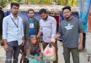 আমতলিতে স্বপ্ন ছোঁয়া স্বেচ্ছাসেবী যুব সংগঠনের উদ্যোগে ইফতার সামগ্রী বিতরণ