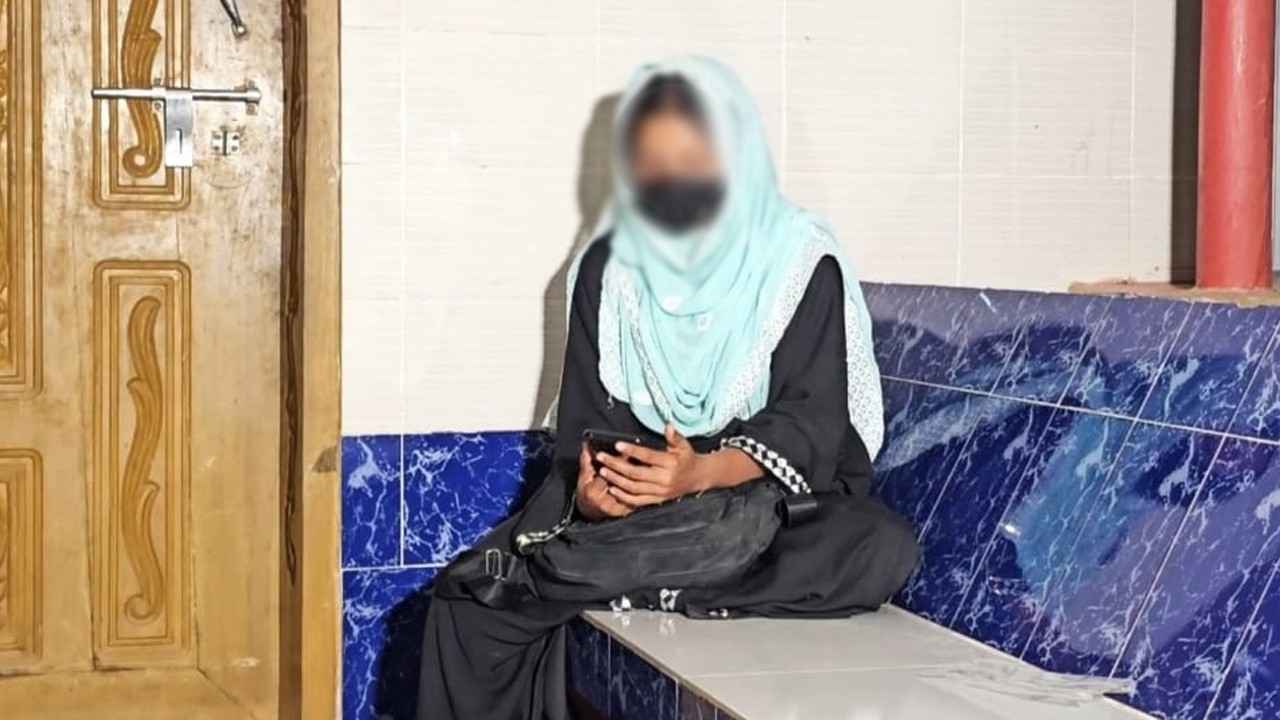 লালমোহনে বিয়ের দাবিতে প্রেমিকের বাড়িতে তরুণীর অনশন