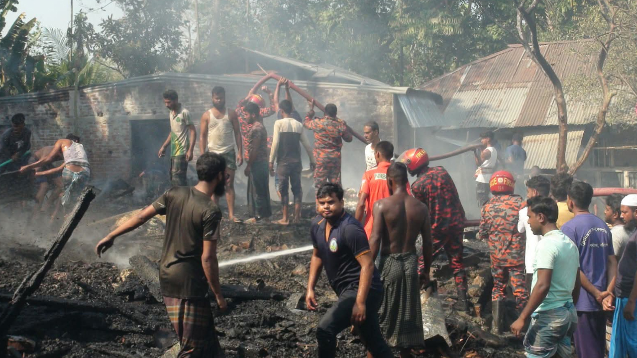 বাকেরগঞ্জে আগুনে পুড়ে ৩ বসতঘর ভস্মীভূত