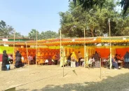 গাজীপুরে খোলা মাঠে কেন্দ্র বানিয়ে চলছে ভোটগ্রহণ