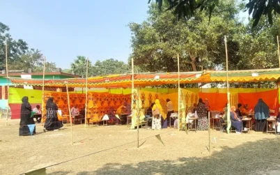 গাজীপুরে খোলা মাঠে কেন্দ্র বানিয়ে চলছে ভোটগ্রহণ