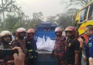 বরিশাল-ঢাকা মহাসড়কে মিনি ট্রাক-থ্রি হুইলার সংঘর্ষ: নারীসহ নিহত ২