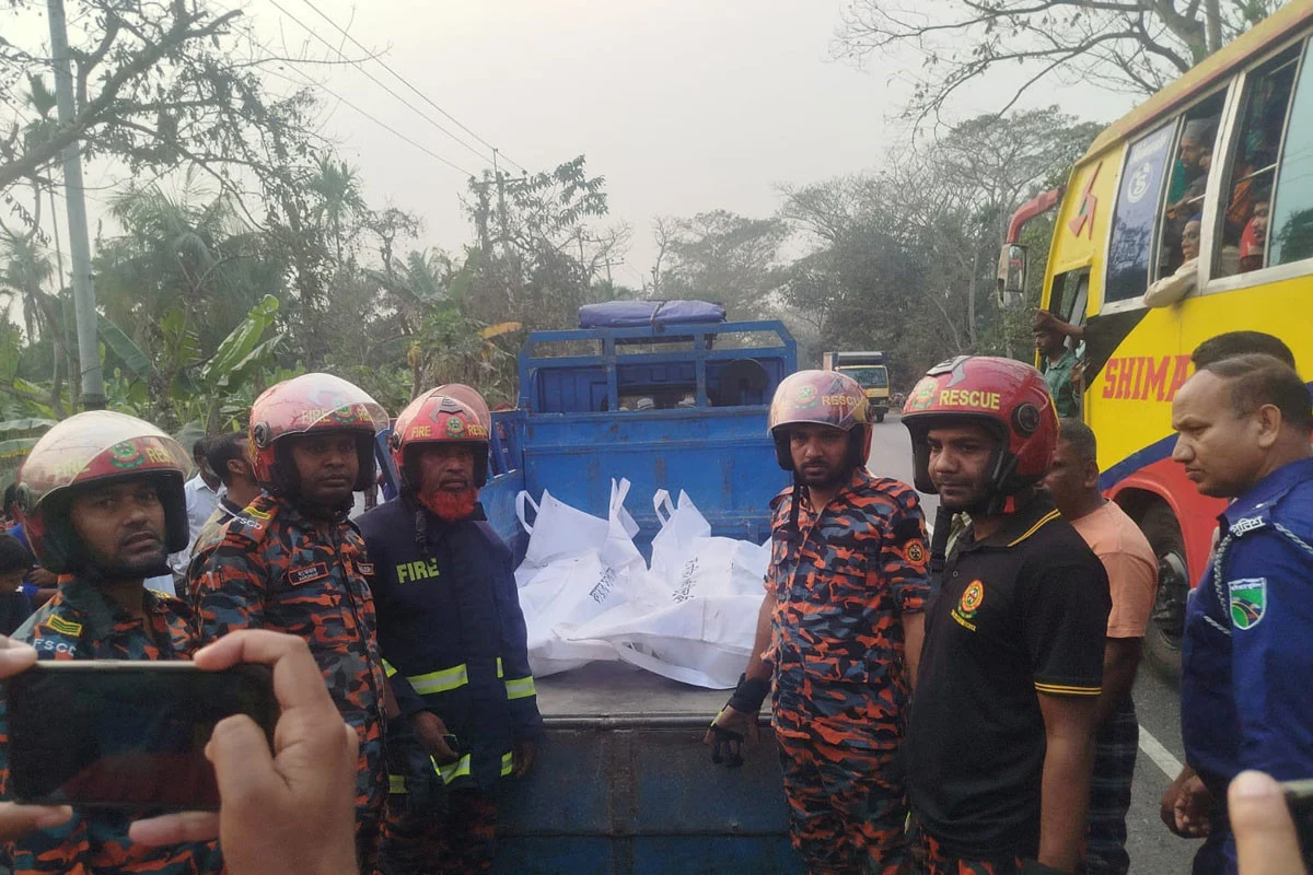 বরিশাল-ঢাকা মহাসড়কে মিনি ট্রাক-থ্রি হুইলার সংঘর্ষ: নারীসহ নিহত ২