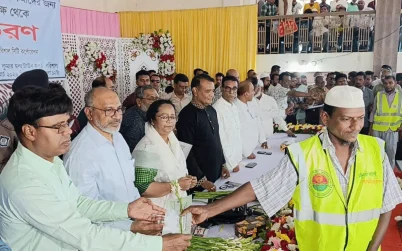 বরিশালের পরিচ্ছন্নতাকর্মীরা প্রধানমন্ত্রীর উপহার পেলেন