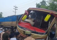 রেলক্রসিংয়ে উঠে পড়া বাসে ট্রেনের ধাক্কা, নিহত ১২
