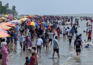 কুয়াকাটায় ঈদের ছুটিতে পর্যটকদের উপচেপড়া ভিড়