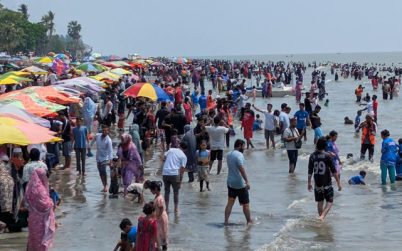 কুয়াকাটায় ঈদের ছুটিতে পর্যটকদের উপচেপড়া ভিড়
