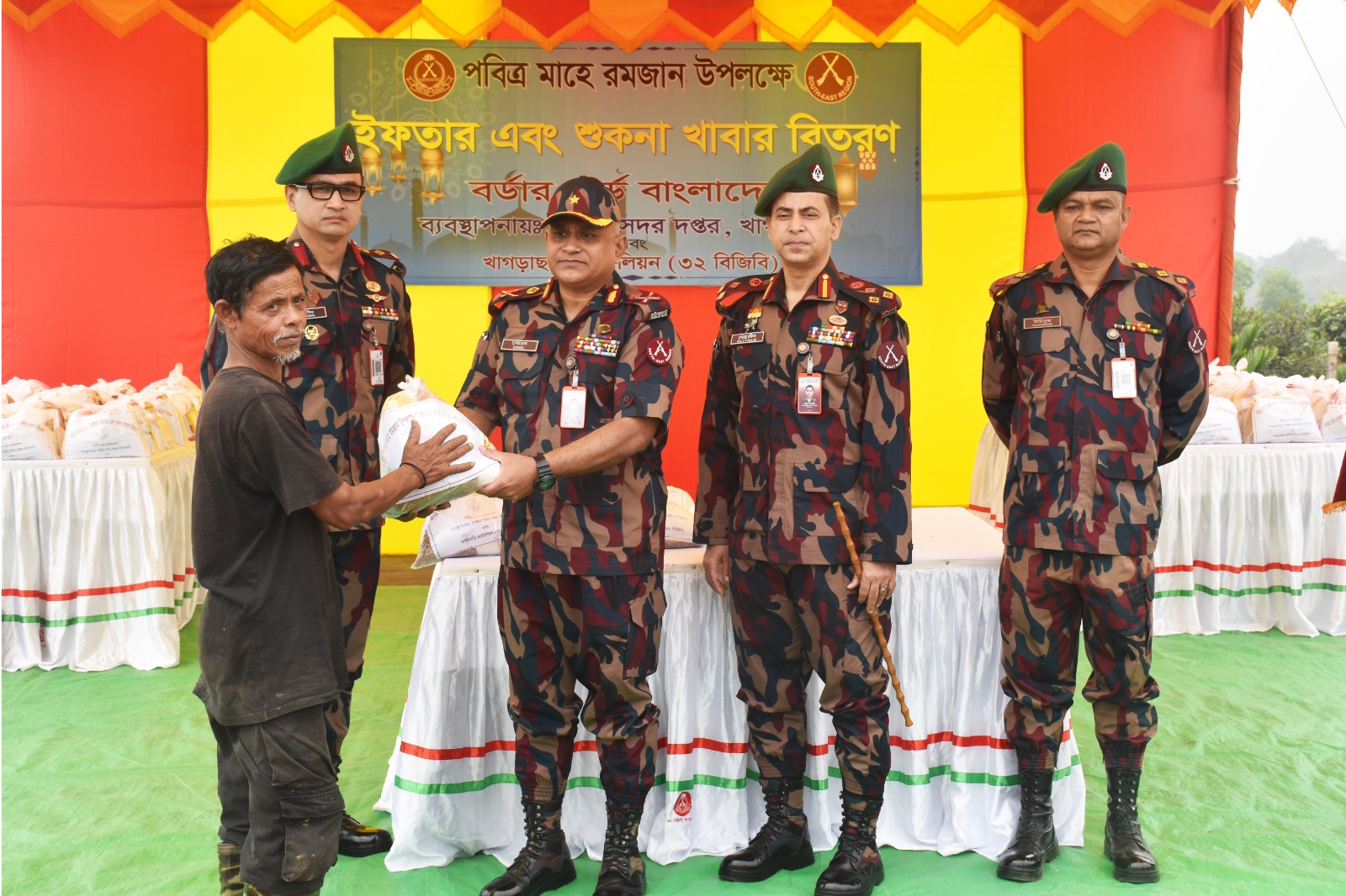 খাগড়াছড়িতে বিজিবির উদ্যোগে দুস্থ পরিবারের মাঝে ইফতার সামগ্রী বিতরণ