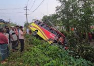 বাকেরগঞ্জে ট্রাকের সঙ্গে মুখোমুখি সংঘর্ষে যাত্রীবাহী বাস খাদে,আহত ১০
