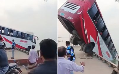 ফেরিতে ওঠার সময় পদ্মায় পড়ে গেল যাত্রীসহ বাস, বহু হতাহতের শঙ্কা