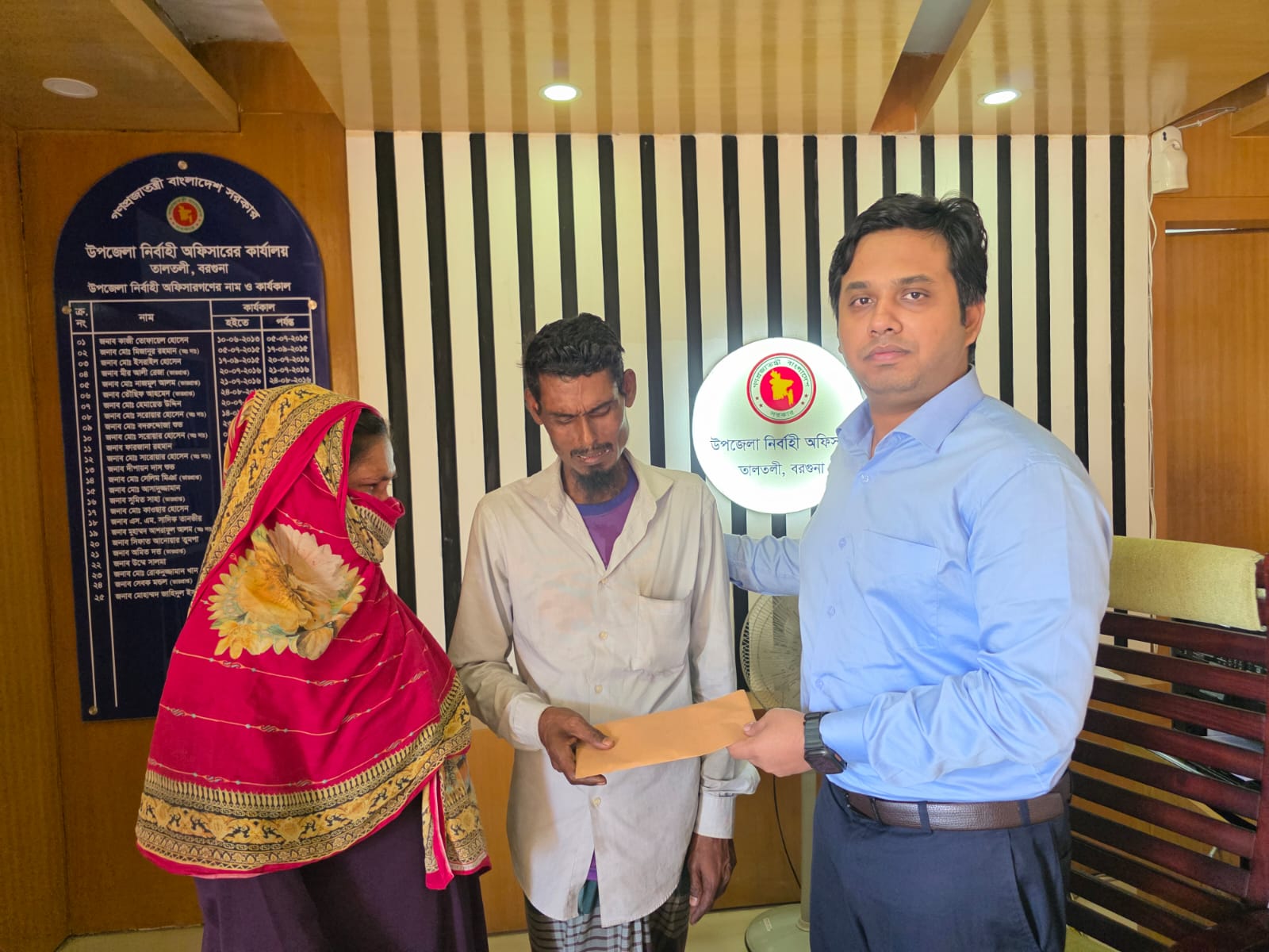 তালতলীতে অগ্নিকাণ্ডে ক্ষতিগ্রস্ত পরিবারকে ইউএনও’র আর্থিক সহায়তা