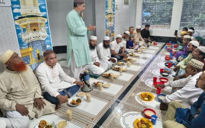 বাকেরগঞ্জে মেয়র প্রার্থী হারুন সিকদারের আয়োজনে ইফতার ও দোয়া মাহফিল