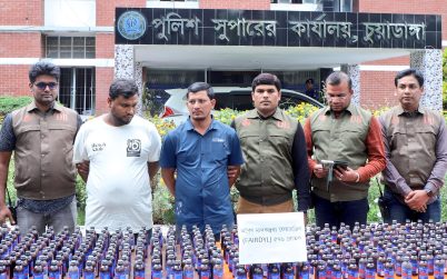 জীবননগরে প্রাইভেটকারে ডিবির তল্লাশি, ৫৭৬ বোতল ফেয়ারডিলসহ আটক ২