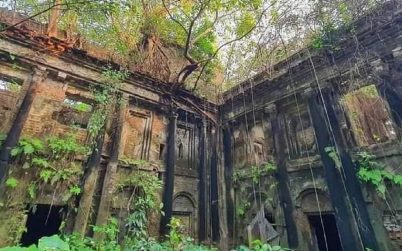 অযত্নে অবহেলায় ঐতিহ্যবাহী কলসকাঠী জমিদার বাড়ি এখন ভুতুড়ে বাড়ি হিসেবে রূপ নিয়েছে