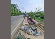উজিরপুরে বাস উল্টে খাদে পড়ে নারী নিহত