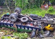 গৌরনদীতে ব্রিজের রেলিং ভেঙে মালবাহী ট্রাক খাদে