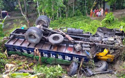 গৌরনদীতে ব্রিজের রেলিং ভেঙে মালবাহী ট্রাক খাদে