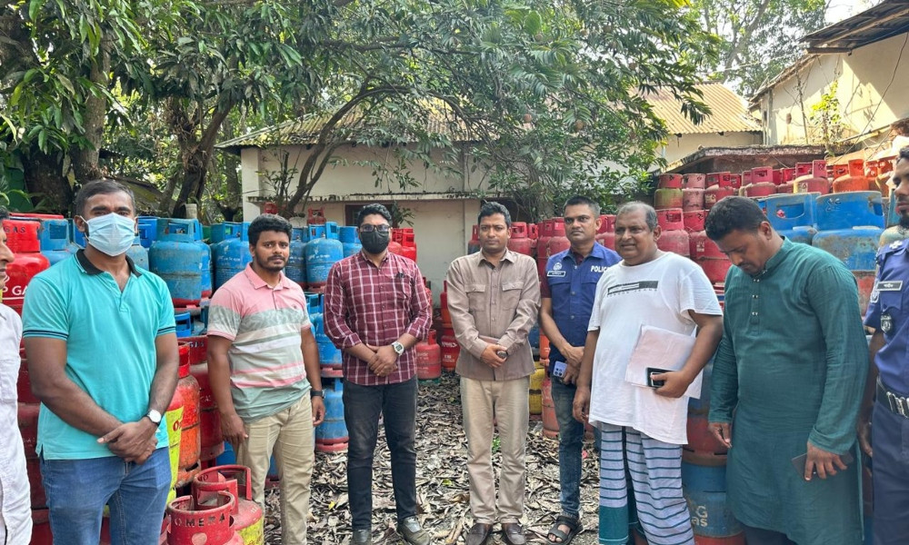 বানারীপাড়ায় গ্যাস সিলিন্ডার মজুদ, ডিলারকে জরিমানা