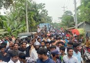 জ্বালানি তেল না পেয়ে পিরোজপুরে সড়কে বিক্ষোভ