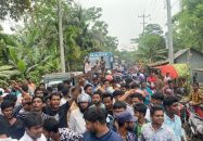 জ্বালানি তেল না পেয়ে পিরোজপুরে সড়কে বিক্ষোভ