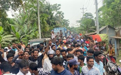 জ্বালানি তেল না পেয়ে পিরোজপুরে সড়কে বিক্ষোভ