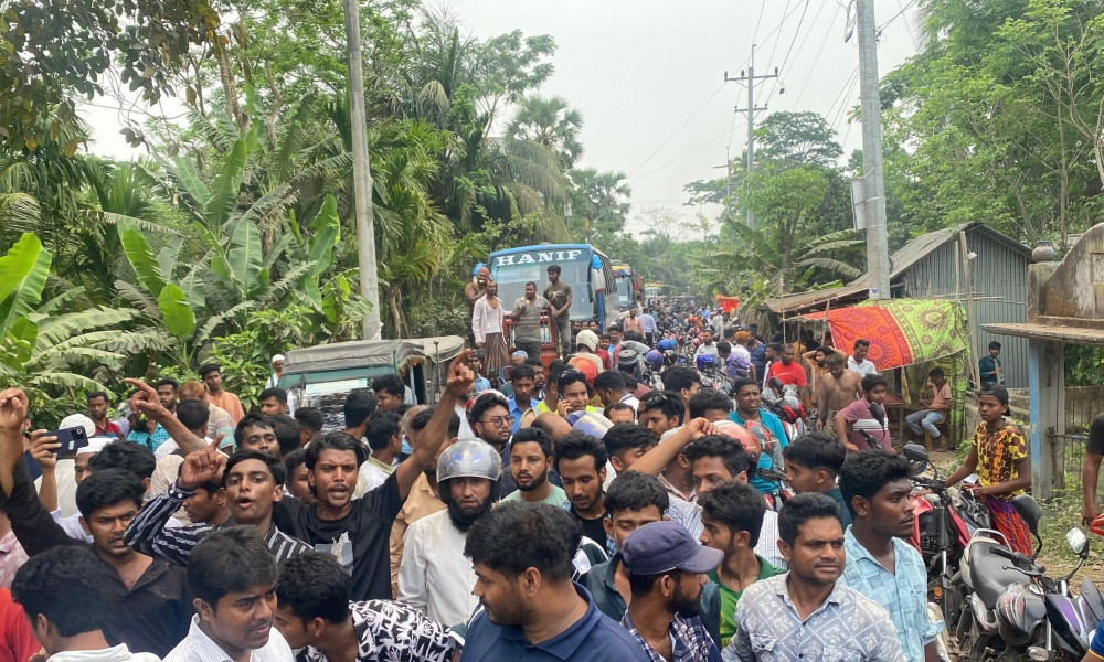 জ্বালানি তেল না পেয়ে পিরোজপুরে সড়কে বিক্ষোভ