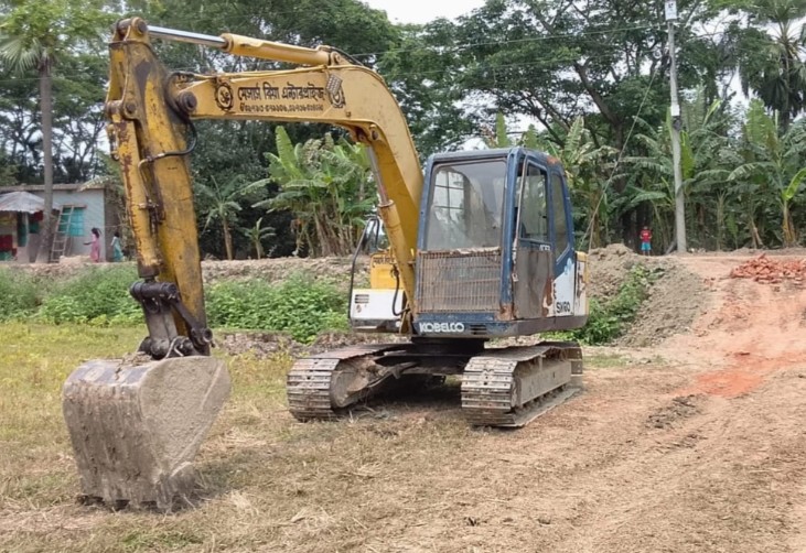 বাকেরগঞ্জে বিএনপি নেতা পরিচয়ে ভেকু দিয়ে কৃষি জমির মাটি কেটে বিক্রির অভিযোগ
