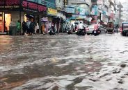 বরিশালে ভারী বৃষ্টিতে সড়কে হাঁটুপানি, ভোগান্তিতে নগরবাসী
