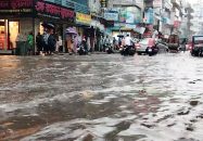 বরিশালে ভারী বৃষ্টিতে সড়কে হাঁটুপানি, ভোগান্তিতে নগরবাসী