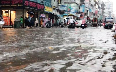 বরিশালে ভারী বৃষ্টিতে সড়কে হাঁটুপানি, ভোগান্তিতে নগরবাসী