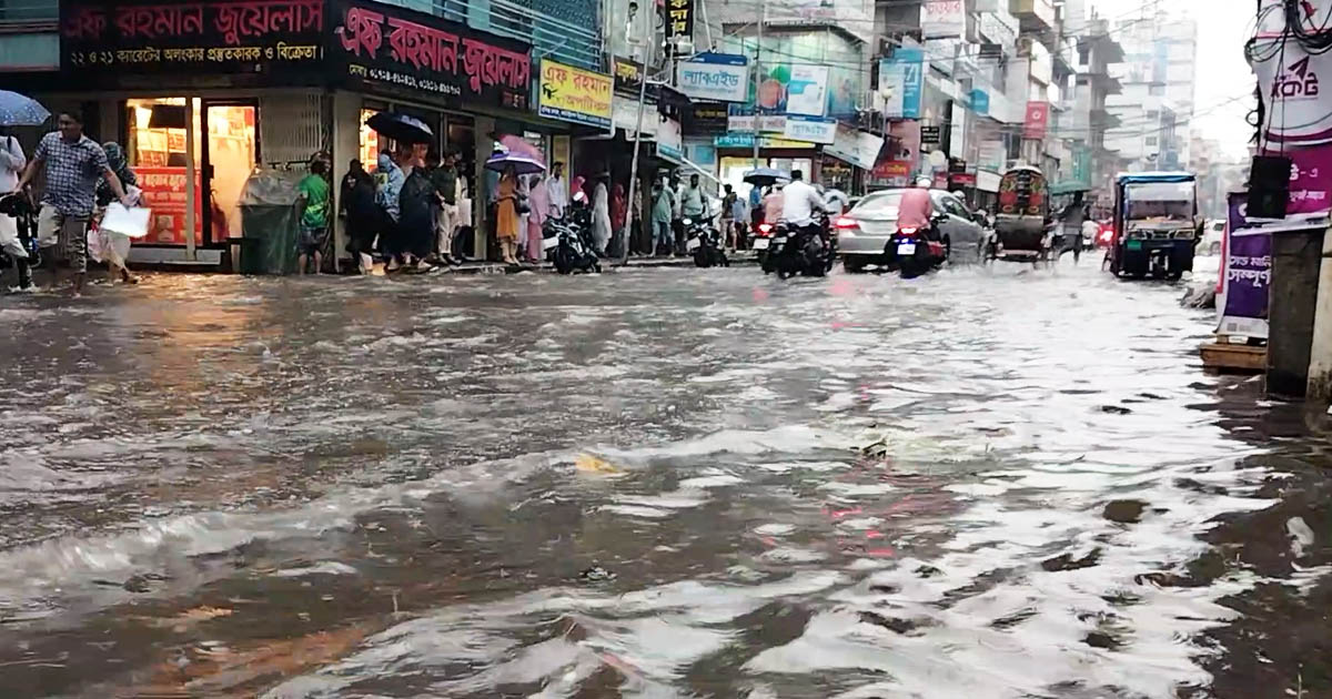 বরিশালে ভারী বৃষ্টিতে সড়কে হাঁটুপানি, ভোগান্তিতে নগরবাসী