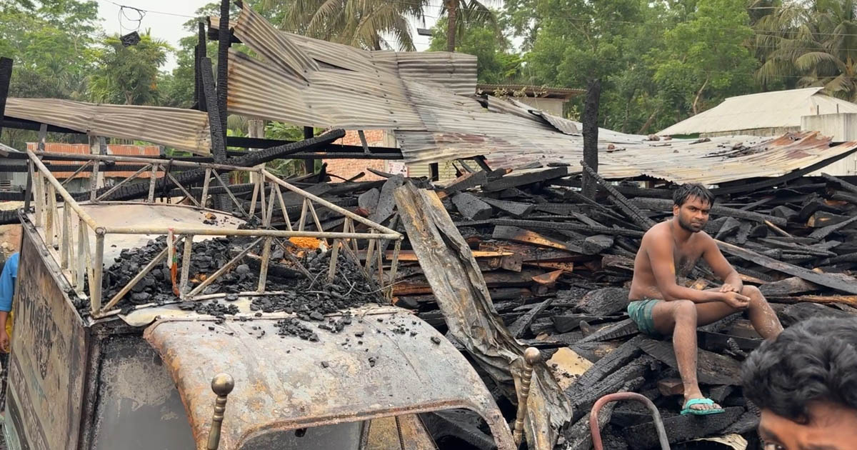 পাথরঘাটায় নিপা বেকারি পুড়ে ছাই