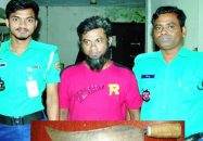 বরিশালে ধারালো ছুরিসহ দুর্ধর্ষ সন্ত্রাসী আটক