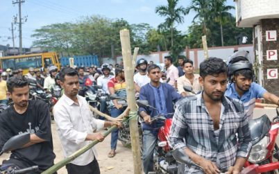 আমতলীতে জ্বালানি সংকট তীব্র আকারে, বিপাকে ভাড়ায় চালিত মোটরসাইকেল চালকরা