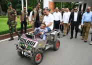 কলেজছাত্র ওয়াকিমুলের বানানো ‘স্মার্ট কারে’ চড়লেন প্রধানমন্ত্রী তারেক রহমান