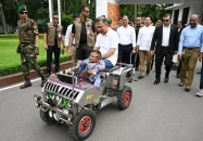 কলেজছাত্র ওয়াকিমুলের বানানো ‘স্মার্ট কারে’ চড়লেন প্রধানমন্ত্রী তারেক রহমান